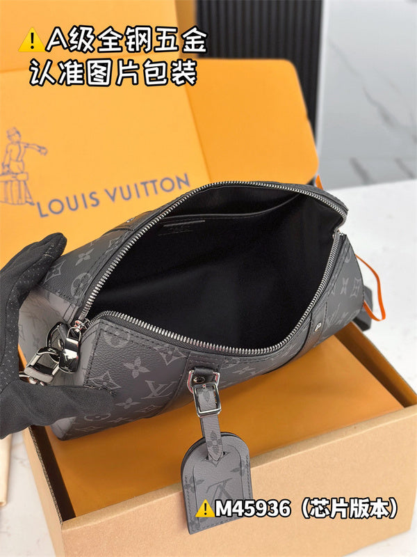  Contemporary shoulder bag carried on shoulder 10