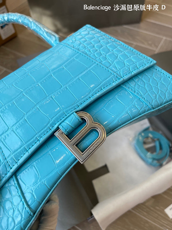 Ziva's Charm handbag – close-up view (one versatile size)