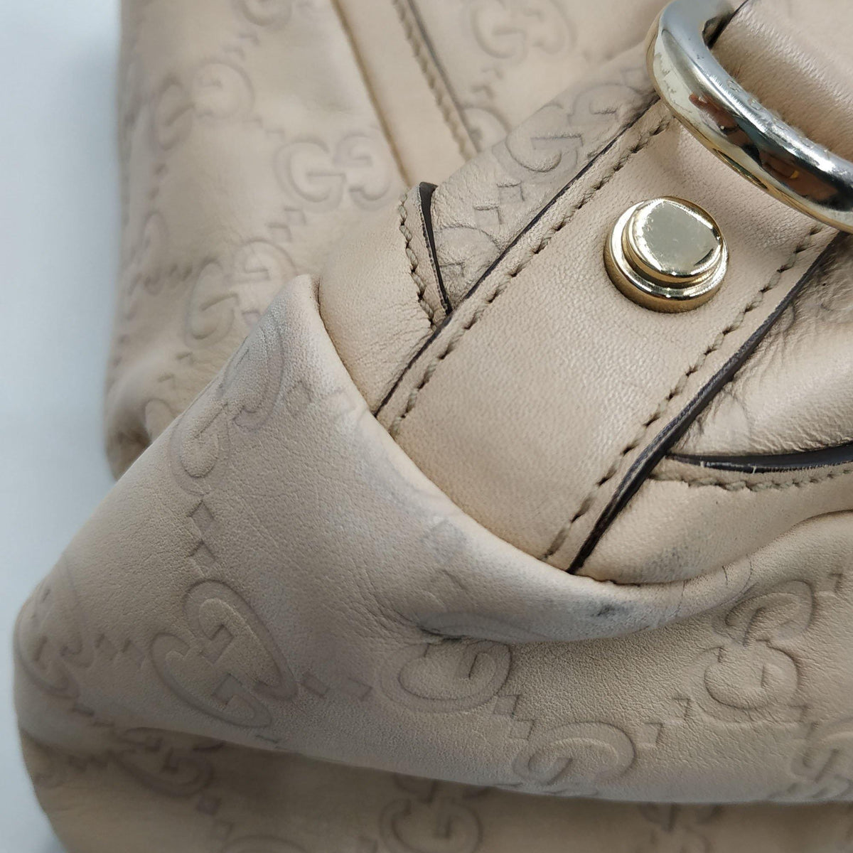 Close-up of Gucci bags hardware and fine stitching