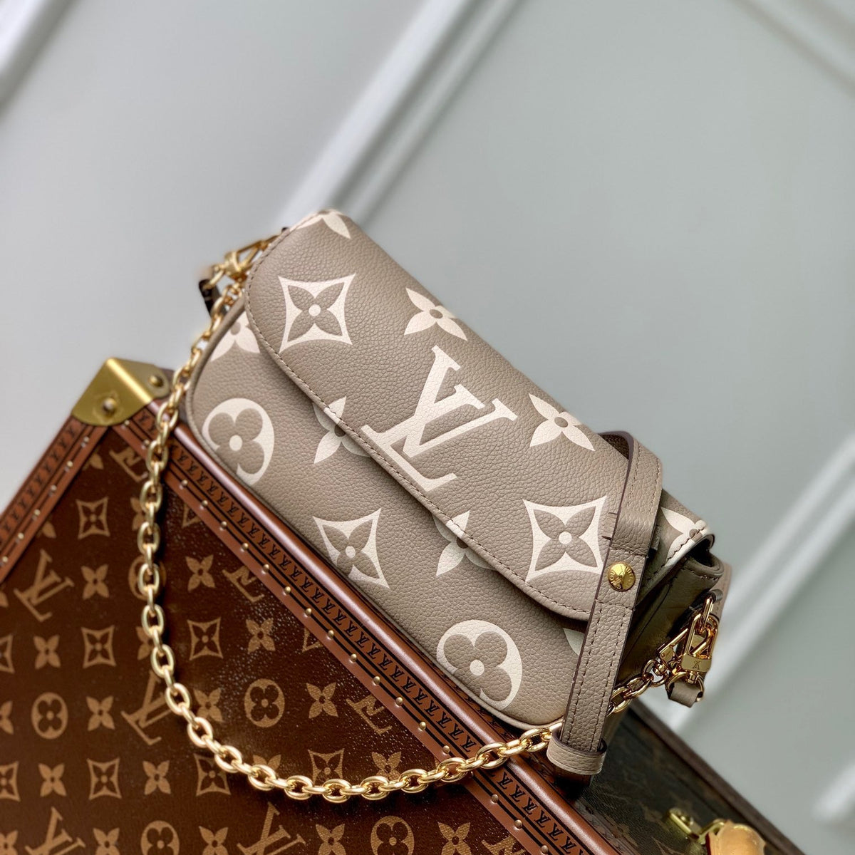 Louis Vuitton Wallets? Louis Vuitton Lou Ivy Wallet On Chain Bag Elegant Everyday Leather Wallet