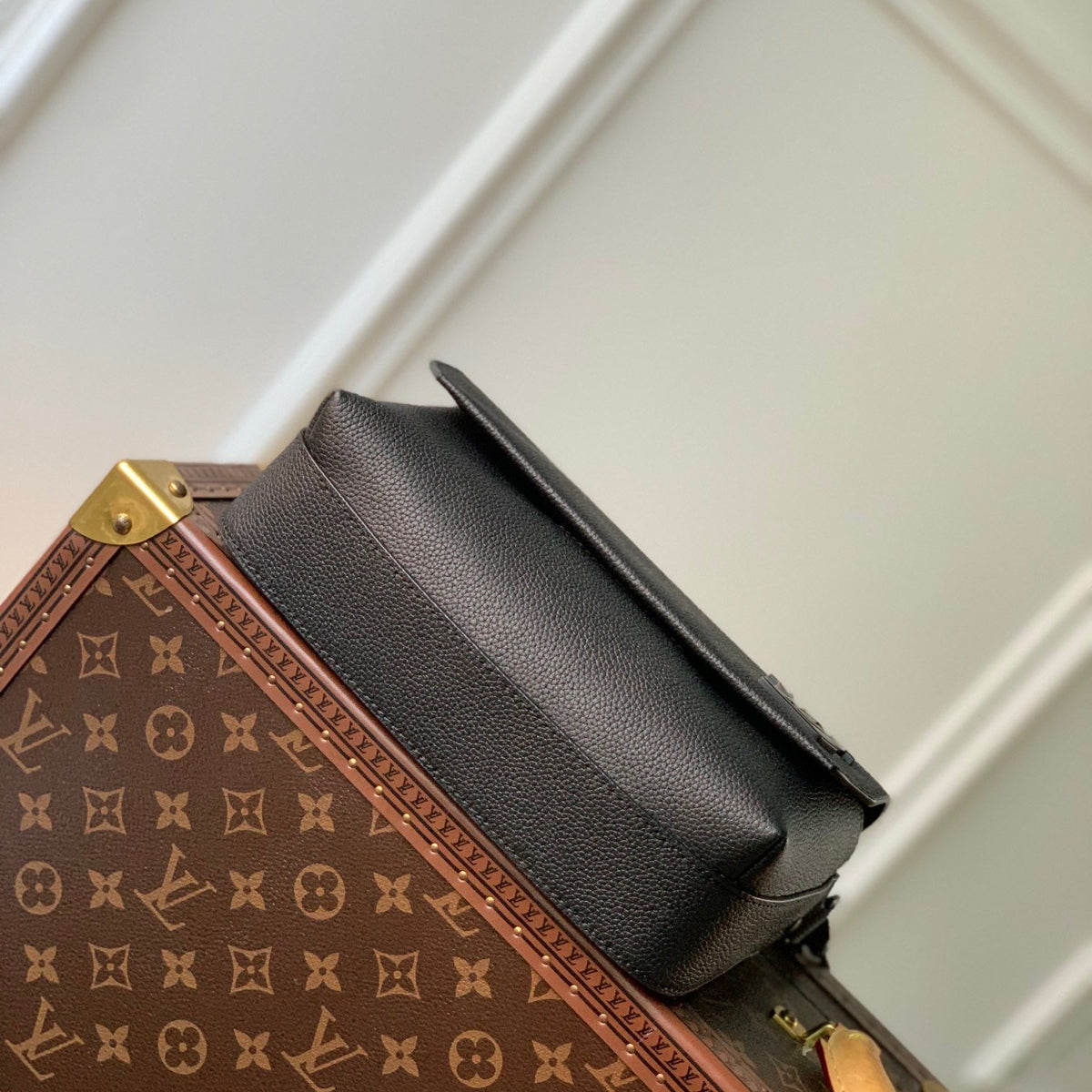 Louis Vuitton Wallets? Louis Vuitton Lou Fastline Messenger Bag Premium Leather Designer Wallet