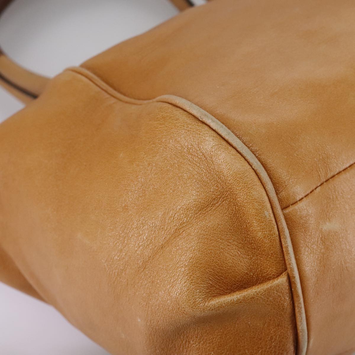 Belvarelle elegant leather Handbag angled view