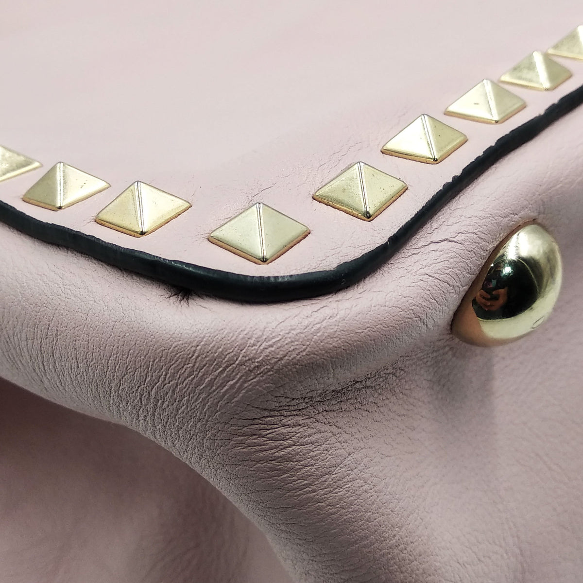Medium bags lifestyle shot premium designer piece