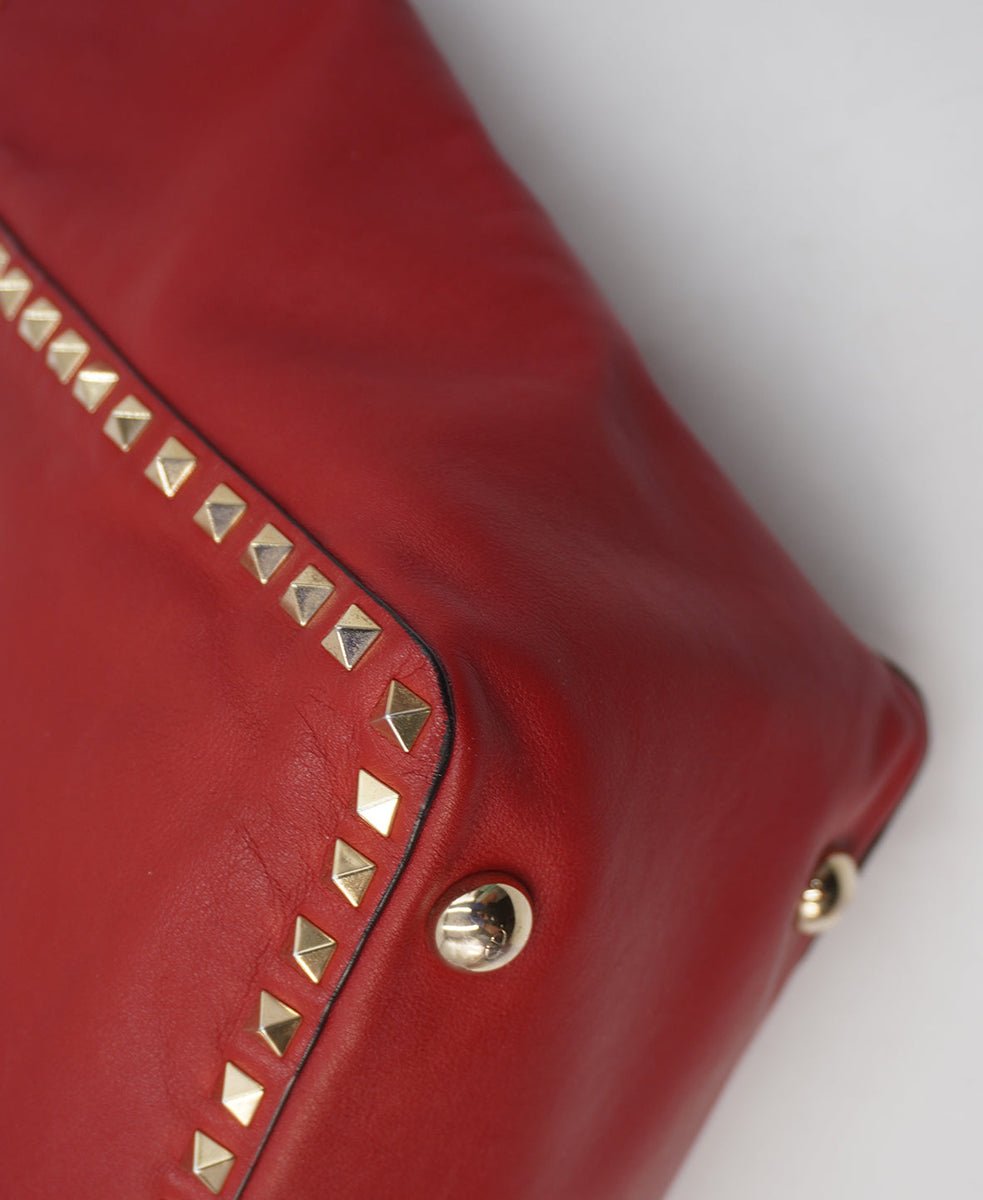 Close-up of Medium bags hardware and fine stitching